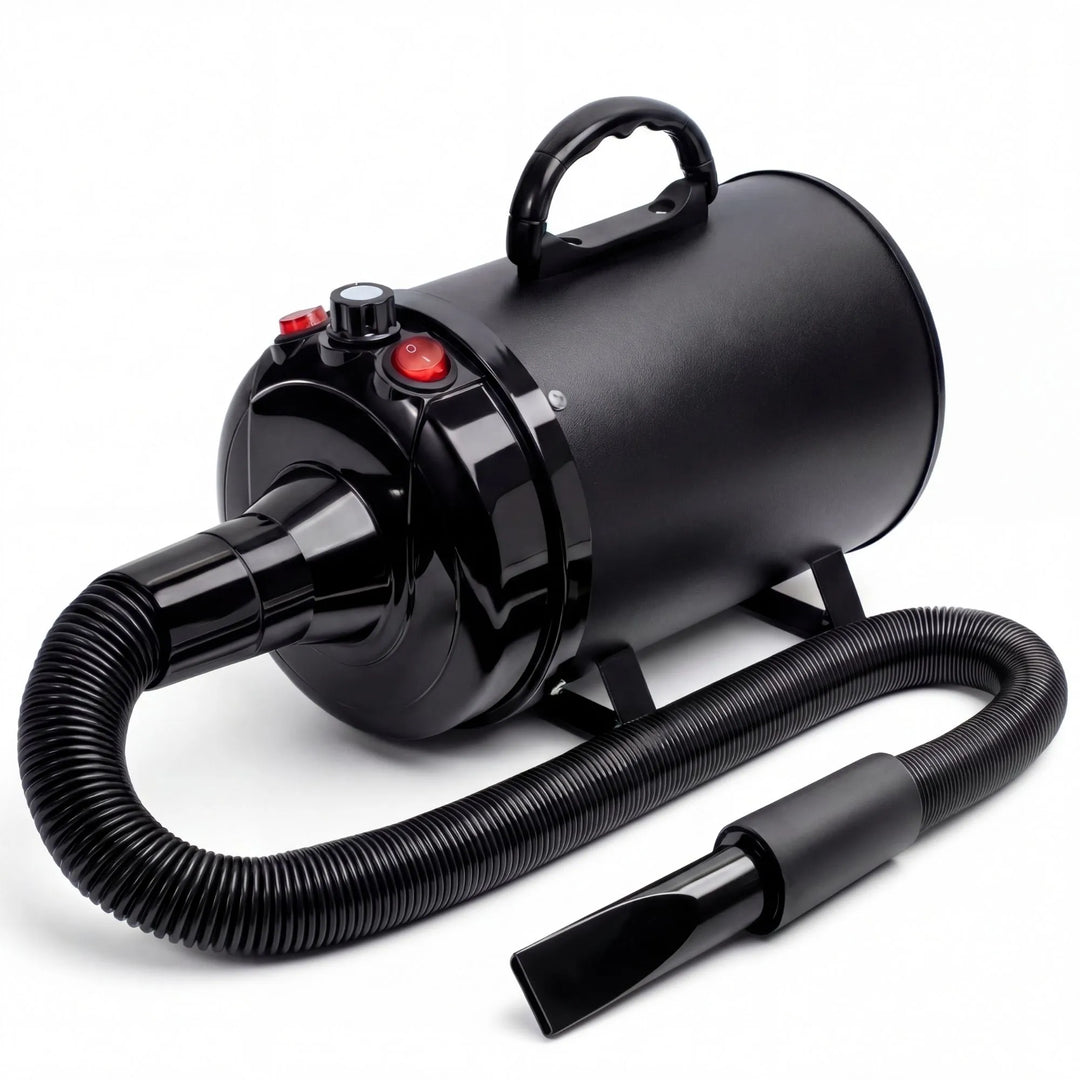 Découvrez notre Pulseur Pro PatteFidèle : un design robuste et compact conçu pour offrir un séchage de qualité professionnelle à domicile. Sa coque isolante et son tuyau extensible en font l'outil indispensable après chaque balade pluvieuse ou séance de bain.