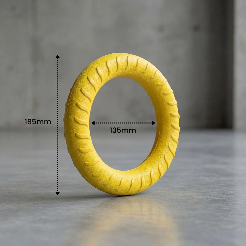 Dimensions d'un anneau de jeu jaune pour chien posé sur le sol, design ergonomique.
