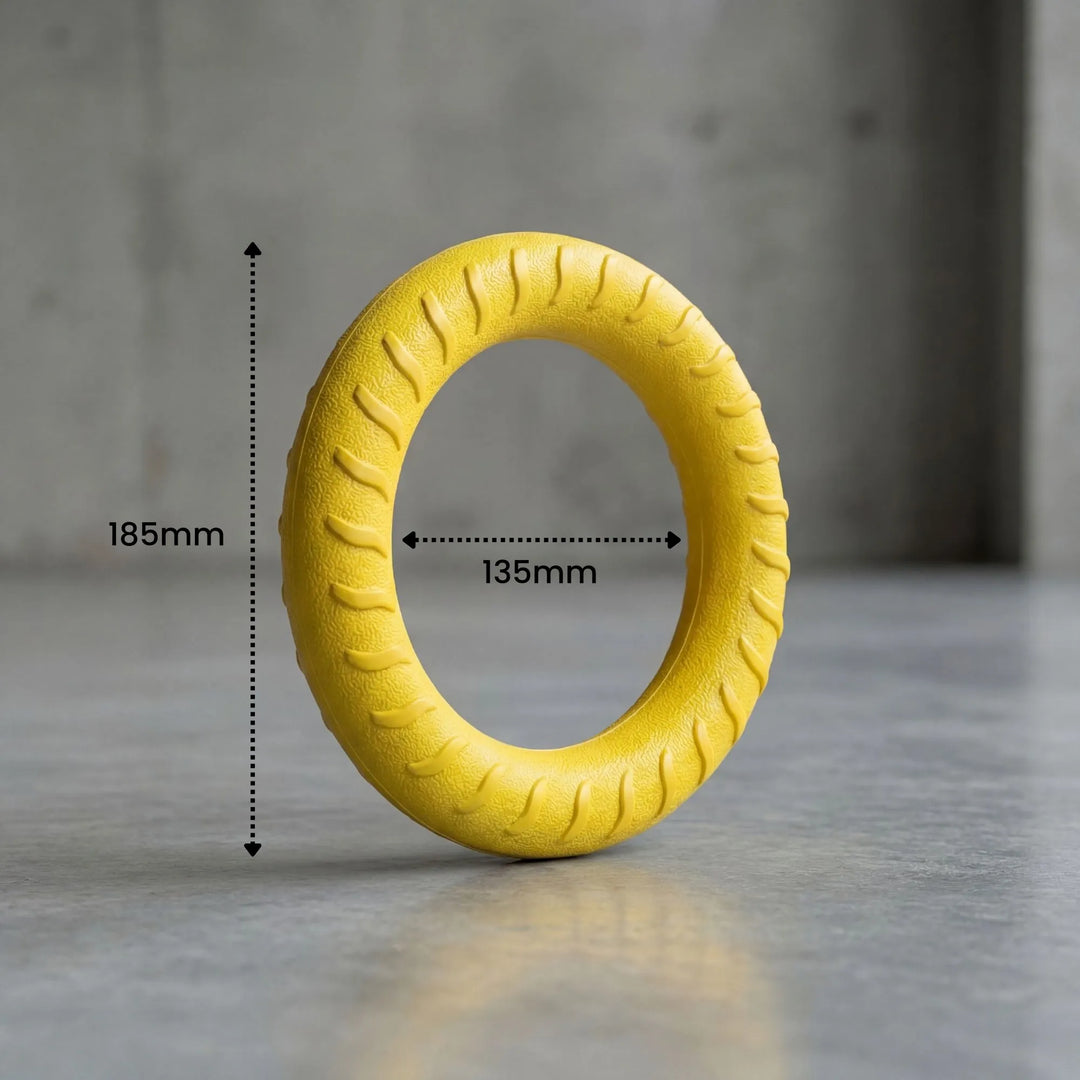 Dimensions d'un anneau de jeu jaune pour chien posé sur le sol, design ergonomique.