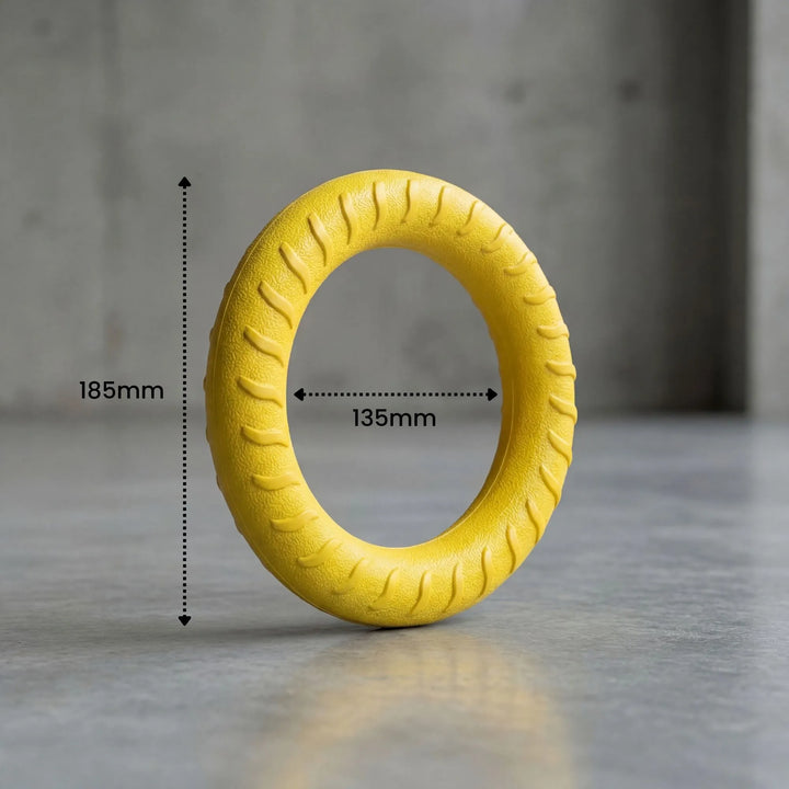 Dimensions d'un anneau de jeu jaune pour chien posé sur le sol, design ergonomique.