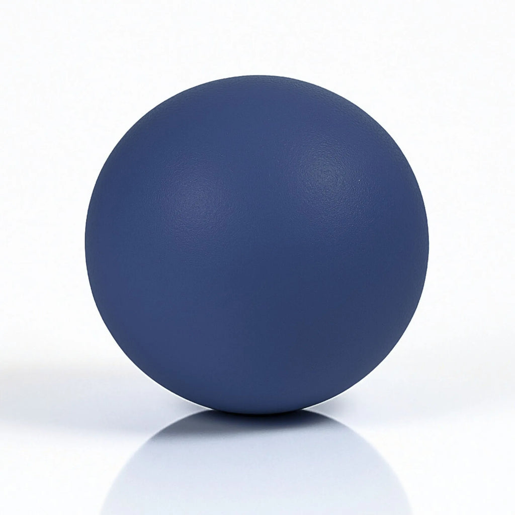 Balle bleue isolée, accessoire de jeu pour chien haute densité et facile à nettoyer.