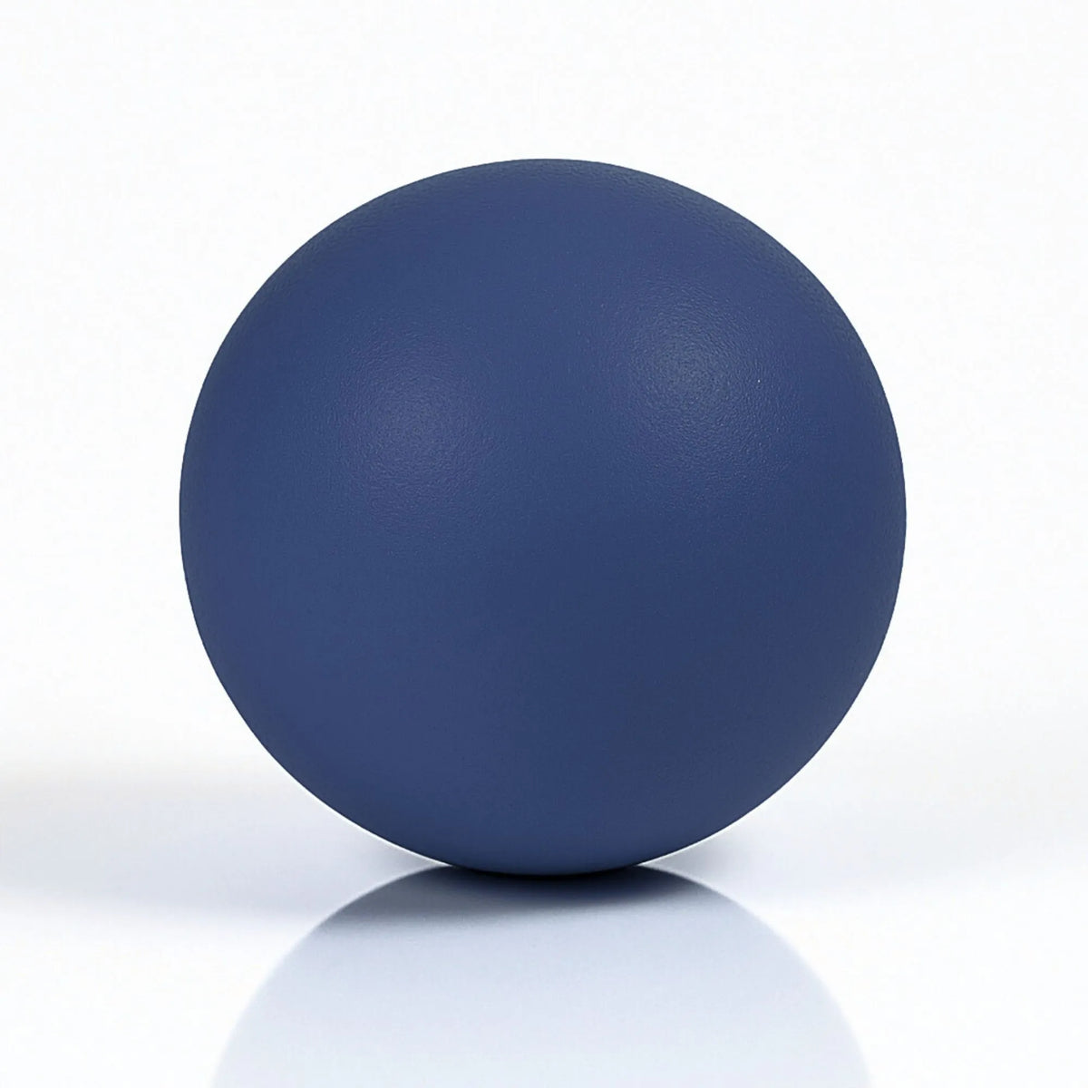 Balle bleue isolée, accessoire de jeu pour chien haute densité et facile à nettoyer.