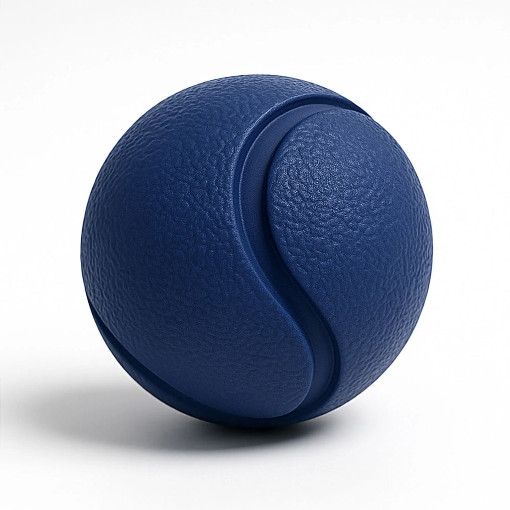 Zoom sur la balle bleue pour chien, conçue en caoutchouc plein résistant aux morsures.