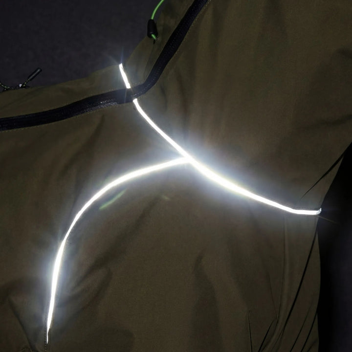 Zoom sur les bandes réfléchissantes haute visibilité du manteau pour chien dans la nuit. Sécurité pour les promenades nocturnes.