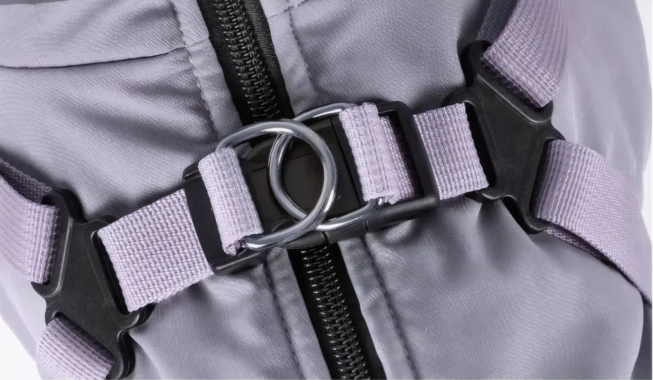 Gros plan sur la sangle et la double boucle d'attache située sur le dos de la combinaison de pluie.