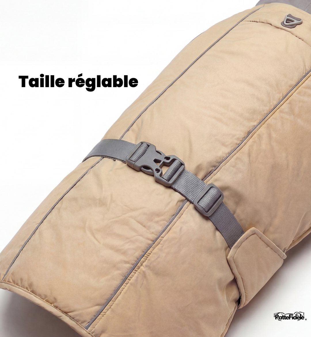 Boucle de fermeture clipsable et sangle réglable sur le dos pour ajuster le manteau à la taille du poitrail du chien.