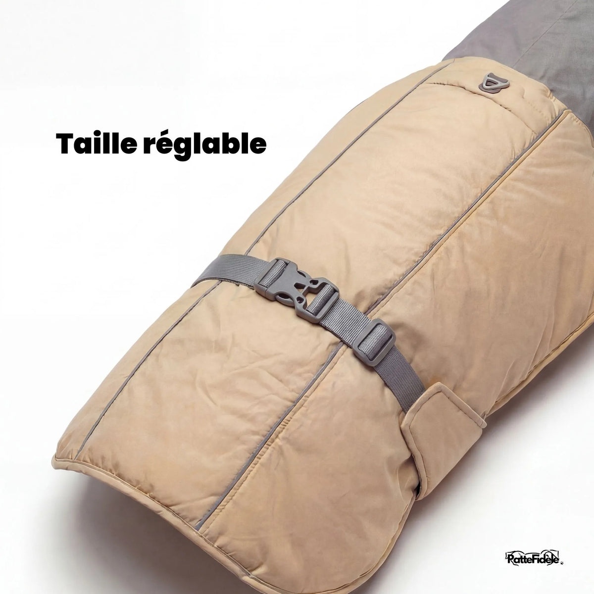 Boucle de fermeture clipsable et sangle réglable sur le dos pour ajuster le manteau à la taille du poitrail du chien.