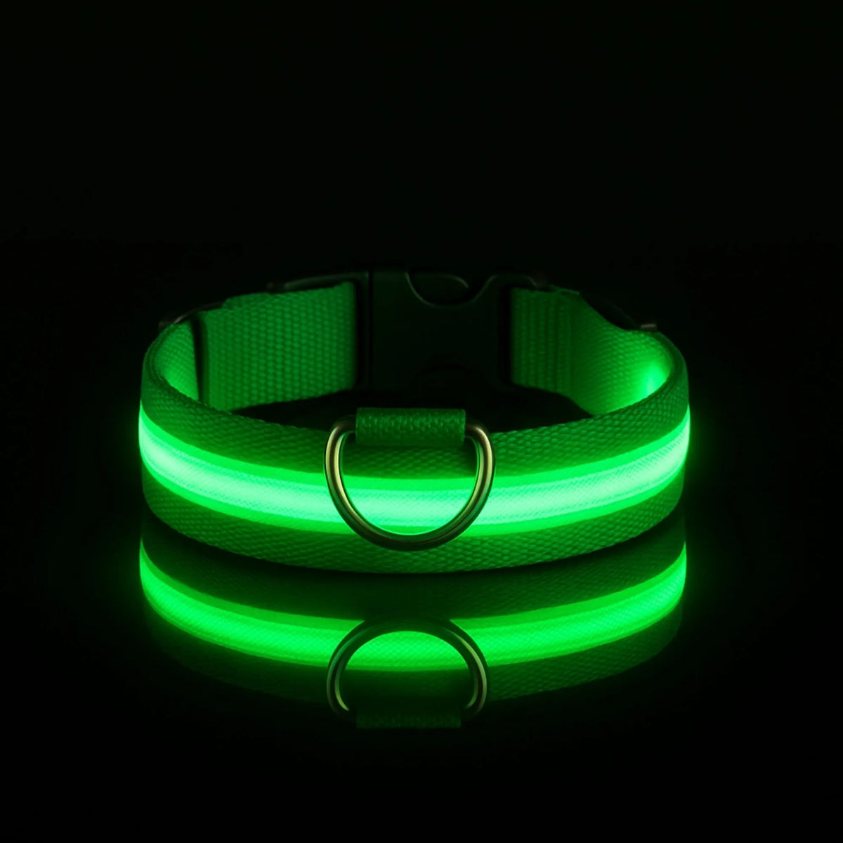 Collier lumineux pour chien à LED vert fluo brillant dans le noir, isolé sur fond noir avec reflet.