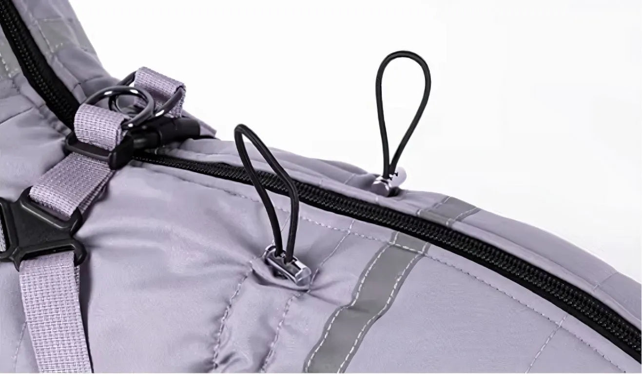 Gros plan sur les cordons de serrage élastiques permettant d'ajuster l'imperméable à la morphologie du chien pour une étanchéité parfaite.