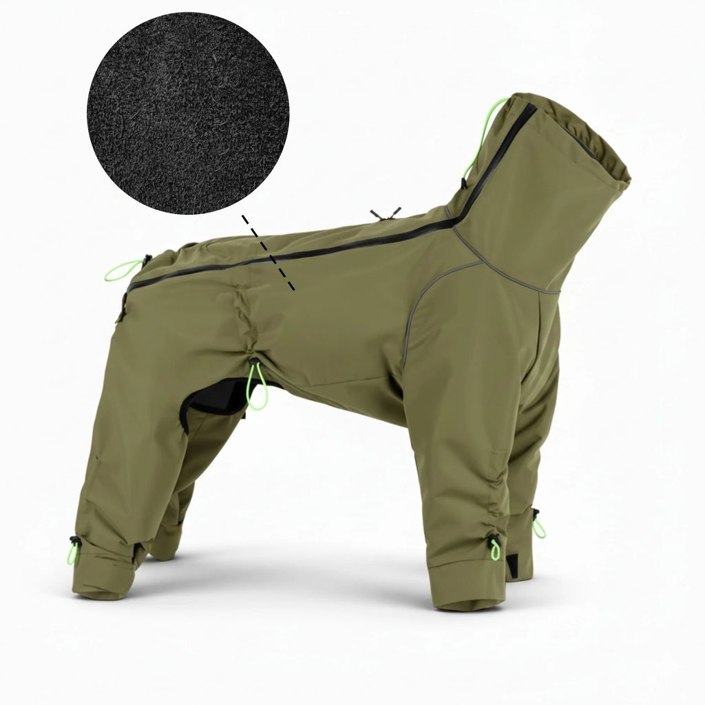 Gros plan sur la doublure intérieure en polaire noire du manteau pour chien. Tissu thermique isolant et respirant pour le grand froid.