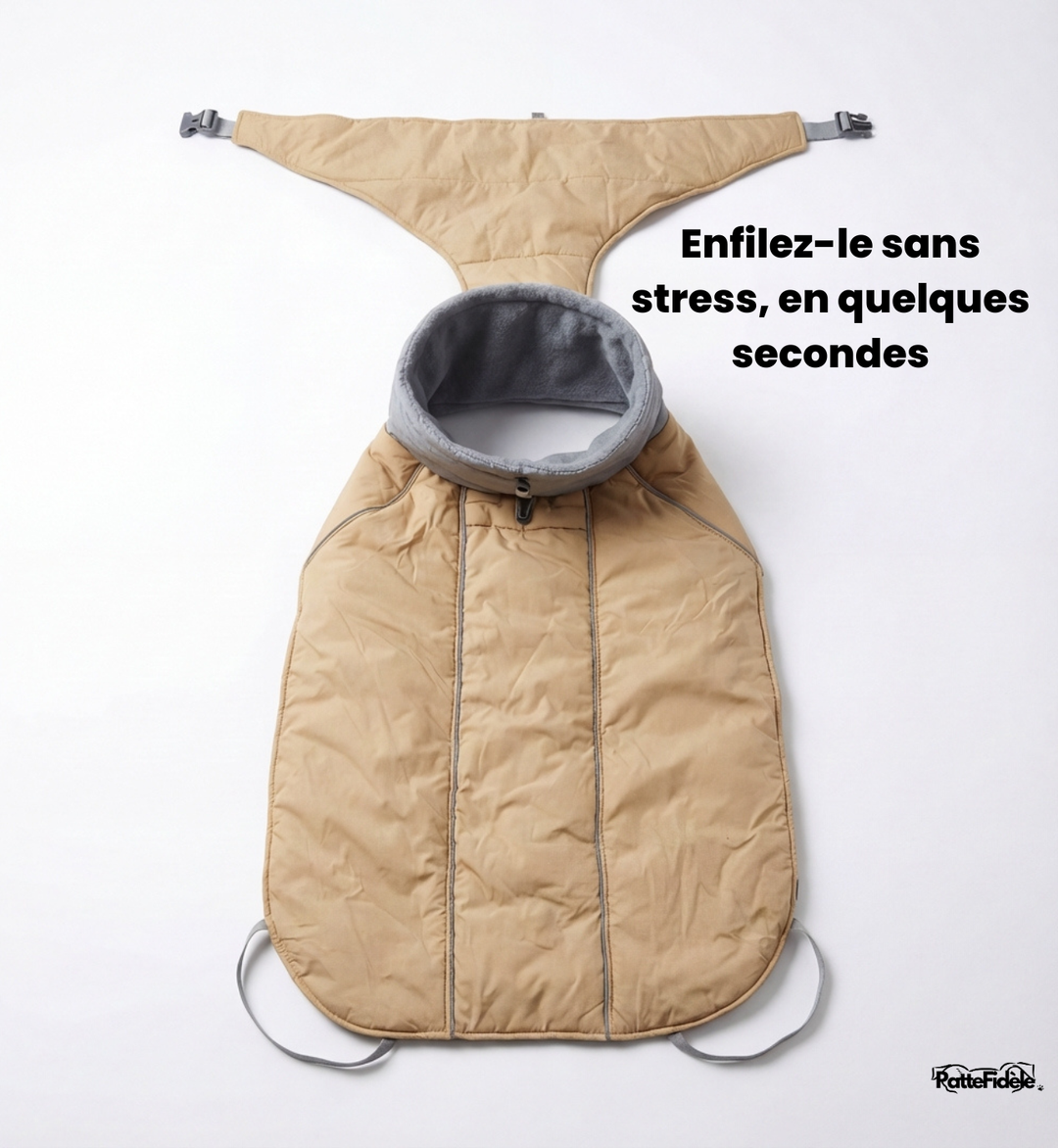 Vue à plat du manteau imperméable beige pour chien. Ouverture large pour un enfilage facile et rapide par la tête.