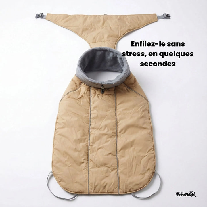 Vue à plat du manteau imperméable beige pour chien. Ouverture large pour un enfilage facile et rapide par la tête.