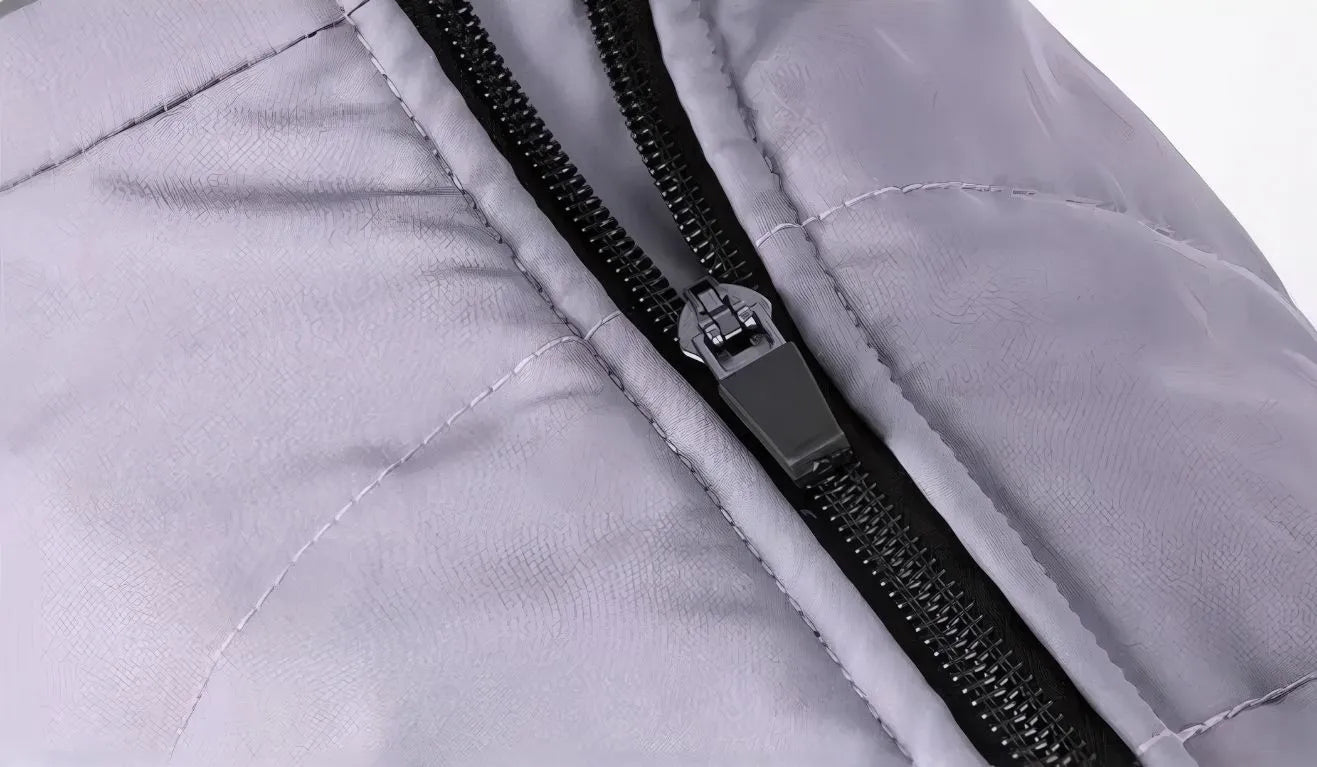 Gros plan sur la fermeture éclair dorsale protégée par un rabat de tissu pour garantir l'imperméabilité du manteau.