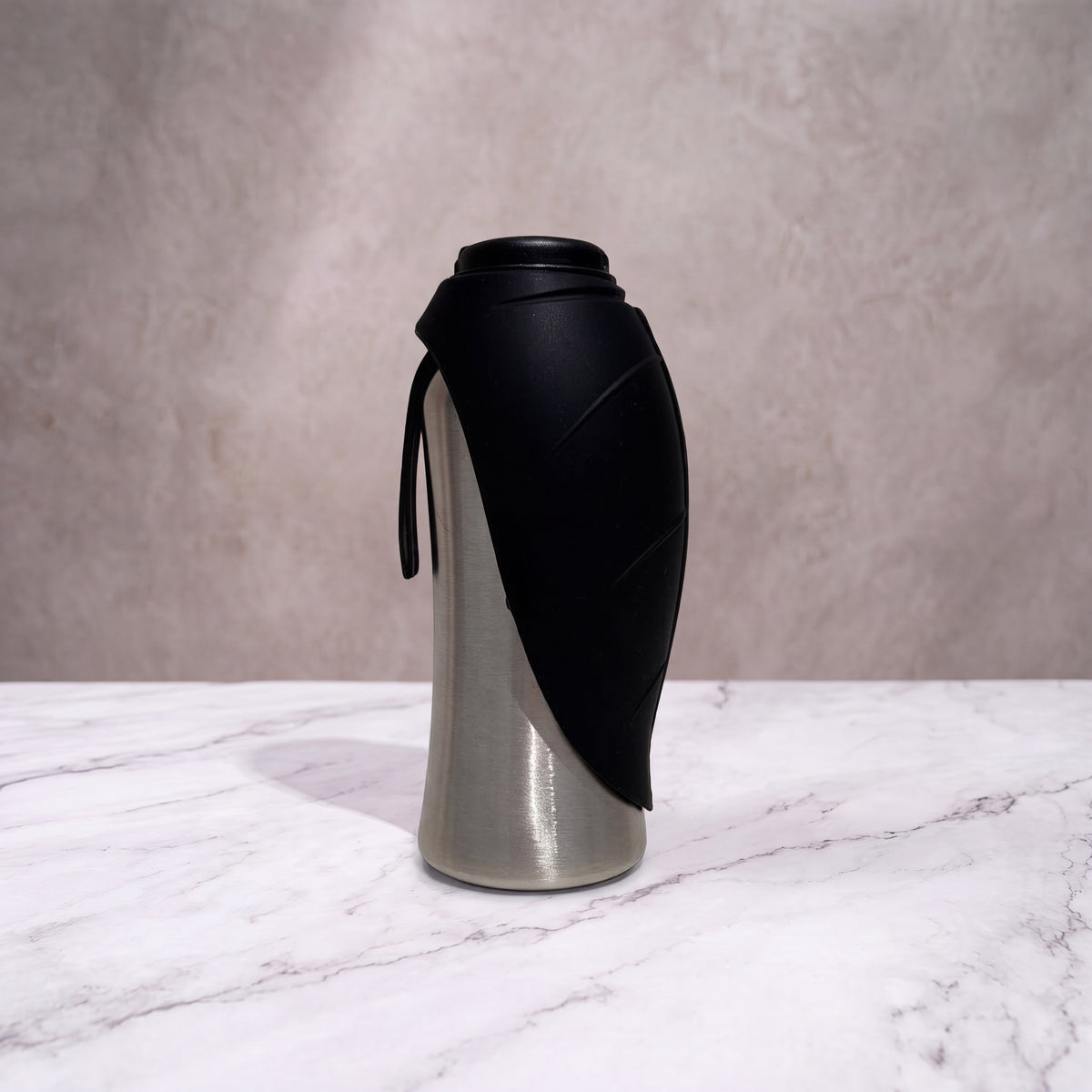 Gourde isotherme pour chien noir mat et inox de 750ml debout, écuelle feuille en silicone refermée.