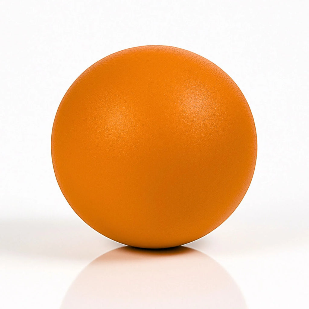 Balle orange isolée sur fond blanc, jouet robuste pour mâcheurs puissants.