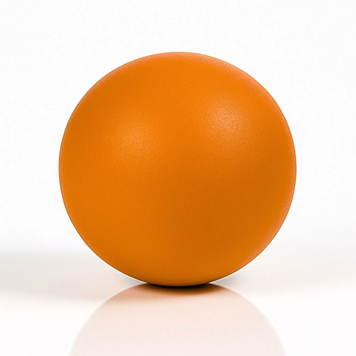Balle orange isolée sur fond blanc, jouet robuste pour mâcheurs puissants.