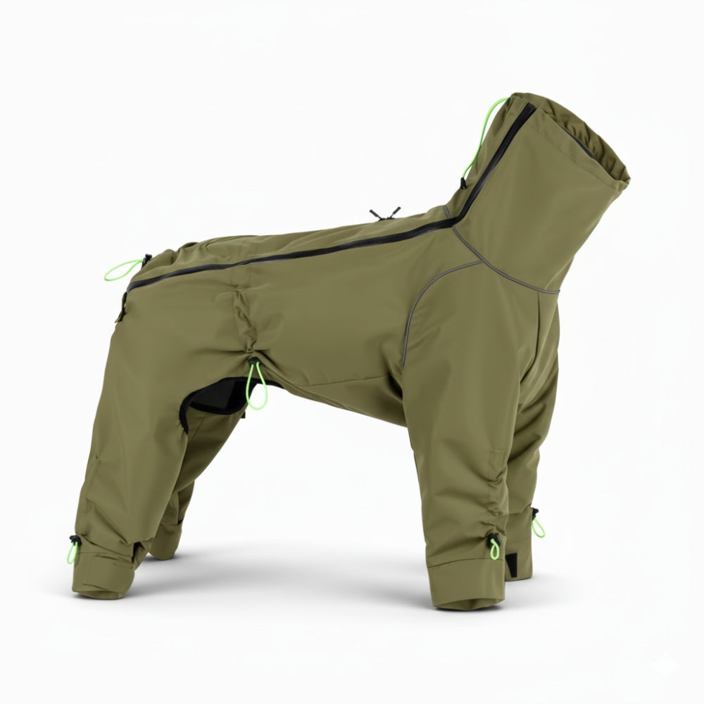 Manteau imperméable intégral pour chien kaki vu de profil, avec col montant, zip étanche en diagonale et cordons de serrage aux quatre pattes.